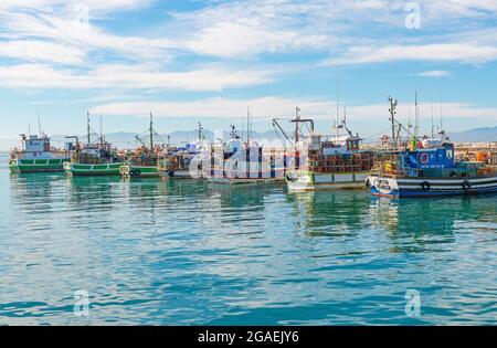 Fischerboote in Kalk Bay Hafen am Sommertag, Kapstadt, Südafrika. Stockfoto