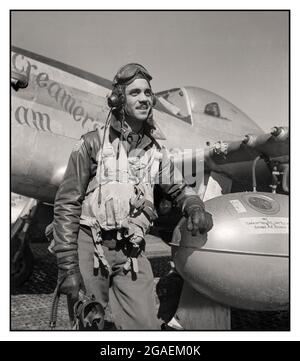 WW2 Edward C. Gleed, Tuskegee Pilot, stehend, dreiviertel langes Porträt von Frisell, Toni, 1907-1988, Fotograf Erstellungsdatum: 1945. März das Foto zeigt den Tuskegee-Flieger Edward C. Gleed aus Lawrence, Kansas, Klasse 42-K, Group Operations Officer. Enthält P-5/D im Hintergrund, „Creamer's Dream“, der normalerweise von Charles L. White, St. Louis, MO, Klasse 44-C. geflogen wird Ramitelli, Italien, März 1945. (Quelle: Piloten der Tuskegee Airmen 332nd Fighter Group.) Stockfoto