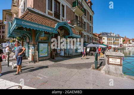 Das Restaurant La Libellula ist Teil der Compagnie des Bateaux in Annecy. Touristen warten darauf, an dieser Touristenattraktion eingestiegen zu werden. Annecy, Frankreich Stockfoto