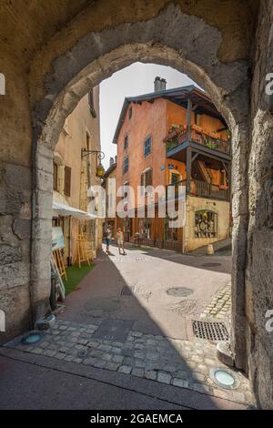 Porte Perrière ist einer der Eingänge zur historischen und antiken Stadt Annecy. Annecy, Département Savoie, Region Auvergne-Rhône-Alpes, Frankreich, EUR Stockfoto