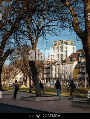 Blick auf die Circus Street Entwicklung über die Old Steine in Brighton. Circus Street, Brighton and Hove, Großbritannien. Architekt: Shedkm, 2021. Stockfoto