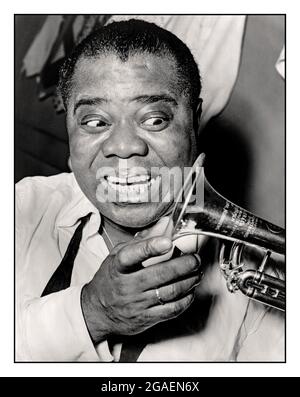 SATCHMO Louis Armstrong Sänger Trompeter Musical Legendenkünstler, Kopf-Schultern-Porträt, Vorderseite, Blick auf Trompete] / World Telegram & Sun Foto von Herman Hiller. Hiller, Herman, Fotograf Erstellungsdatum: 1953. Stockfoto