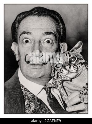 Salvador Dali mit einem Ozelot-Freund bei St. Regis / World Telegram & Sun Foto von Roger Higgins. Datum Erstellt/Veröffentlicht: 1965. Salvador Domingo Dalí Domènech, 1. Marquess of Dalí de Púbol Katalanisch: Spanisch: 11. Mai 1904 – 23. Januar 1989) war ein spanischer Surrealist, der für sein technisches Können, seine präzise Zeichenskunst und die auffälligen und bizarren surrealen Bilder in seinem Werk bekannt war.