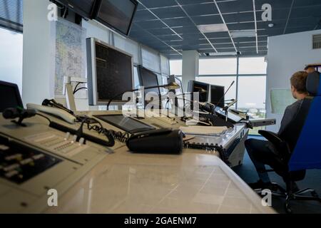 Fluglotsenarbeitsplatz. Arbeitsraum des Managers der Starts und Landungen der Flugzeuge am Flughafen. Monitore, Stühle, Computer. Luft Stockfoto