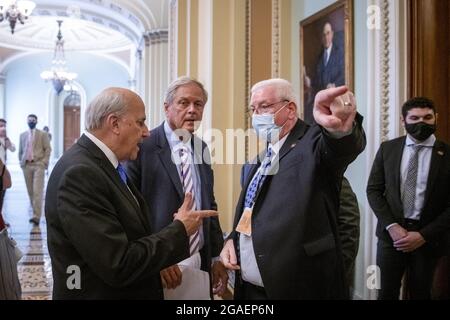Die US-Vertreterin Louie Gohmert (Repräsentantin von Texas), links, und der US-Repräsentant Ralph Norman (Republikaner von South Carolina) versuchen, den Eingang des Ohio Clock-Korridors zum Senatskammer zu betreten, werden aber zu einem anderen Eingang umgeleitet, Während Mitglieder des House Freedom Caucus am Donnerstag, den 29. Juli 2021, in die Senatskammer gehen, um gegen die neue Maskenführung im US-Kapitol in Washington, DC zu protestieren. Foto von Rod Lampey/CNP/ABACAPRESS.COM Stockfoto