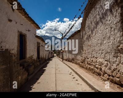 Maras, Peru 20. Mai 2016: Straße in Moras. Die Häuser der armen Landbevölkerung bestehen aus lokalen Materialien, mit Böden aus verpackter Erde, Wänden von adobe und da Stockfoto