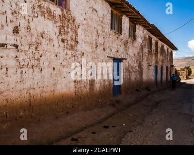 Maras, Peru 20. Mai 2016: Straße in Moras. Die Häuser der armen Landbevölkerung bestehen aus lokalen Materialien, mit Böden aus verpackter Erde, Wänden von adobe und da Stockfoto