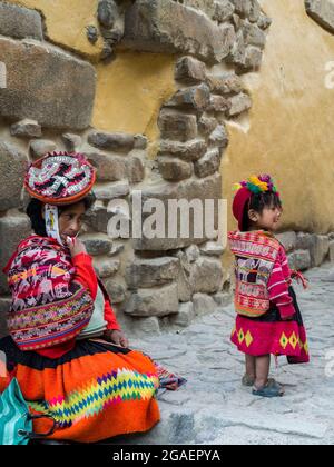 Ollantaytambo, Peru - Mai, , 2016: Kinder in bunten, folkloristischen Kostümen, Kechua, Südamerika. Stockfoto