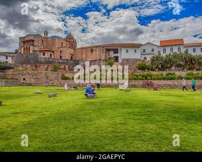 Cusco, Peru - 23. Mai 2016: Blick vom Museo de Sitio Qorikancha auf Coricancha - die Ruinen des berühmten Inka-Tempels aus dem 15. Jahrhundert, dessen Mauern und Flor Stockfoto