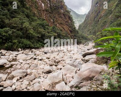 Urubamba Fluss fließt im Heiligen Tal von Inca und Blick auf die Anden, Peru, Cusco Provinz, Südamerika. Stockfoto