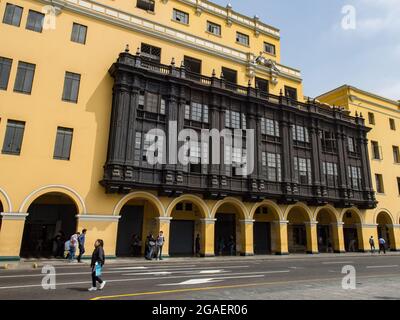Lima, Peru - Mai. , 2016: Stadtpalast von Lima im geschützten historischen Zentrum von Lima mit kolonialen Gebäuden. Plaza De Armas De Lima, South Ame Stockfoto