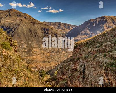 Pisac, Peru - 2016. Mai: Terrassen auf dem Ackerland neben den Ruinen der Stadt Pisac im Heiligen Tal von Peru im Heiligen Tal der Inkas und einem Stockfoto