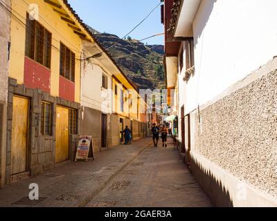 Sacred Valley, Pisac, Peru - 2016. Mai: Straße in Pisac Stadt - Sacred Valley und schöne Aussicht auf die Anden. Lateinamerika. Stockfoto