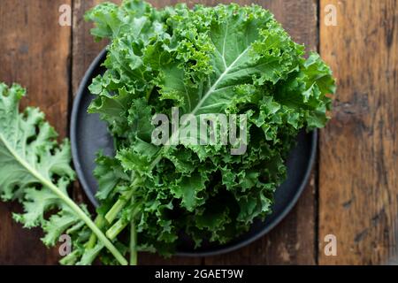 Haufen frisch gepflückter Grünkohlblätter Stockfoto