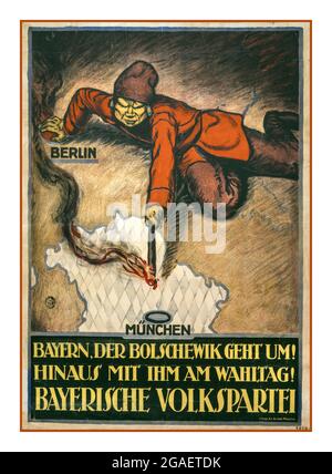 Das alte deutsche Propagandaplakat 1919 zeigt einen Bolschewiki, der sich auf einer Landkarte Europas stützt und Bayern in Brand setzt. Text: Der Bolschewik kommt! Werfen Sie ihn am Wahltag raus! Bayerische Volkspartei., 'der Bolschewik geht um! Hinüber with ihm am Wahltag!“ Bayerische Volkspartei , Förderer/Sponsor Rehse Archiv für Zeitgeschichte und Publizistik, DLC , ehemaliger Eigentümer Erstellungsdatum: München : Lithogr. Art Anstalt, 1919. (Plakat) : Lithographie, farbige Bayerische Volkspartei. Nachkriegsplakate --deutsch--1910-1920.: Plakate: Plakate zum Ersten Weltkrieg Plakate: Künstlerposter Stockfoto