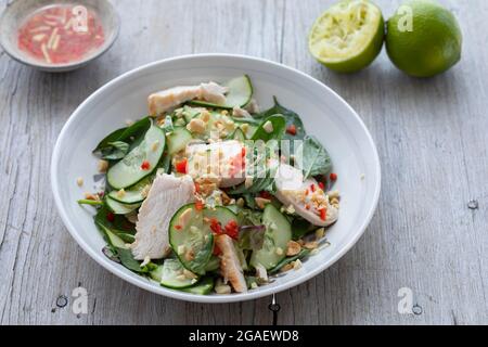 Thailändischer Hühnersalat mit Gurken und Erdnüssen Stockfoto