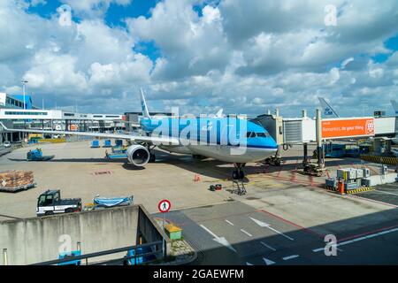 Amsterdam, Niederlande - 29. Juli 2021: Flugzeug von KLM Royal Dutch Airlines am Flughafen Shiphol. Vollständig geimpfte Reisende dürfen während einer Pandemie reisen, müssen aber auf Flughäfen und in Flugzeugen Masken tragen. Stockfoto
