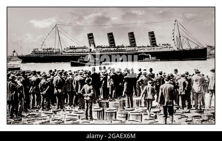 RMS Lusitania, New York City, September 1907, Heckansicht,während der Jungfernfahrt, mit einer großen Menschenmenge, im Vordergrund, auf Fässern stehend Datum erstellt/Veröffentlicht: 1907. Die RMS Lusitania war ein in Großbritannien registrierter Ozeandampfer, der während des Ersten Weltkriegs am 7. Mai 1915 von einem U-Boot der Kaiserlichen deutschen Marine torpediert wurde, etwa 11 Meilen vom Old Head of Kinsale, Irland, entfernt.1,198 Menschen kamen bei dieser Gräueltat ums Leben Stockfoto