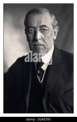 Präsident Woodrow Wilson USA 1900s Portrait formelles Studio Präsident Woodrow Wilson Kopf-Schultern-Porträt, mit Blick auf den 28. Präsidenten der Vereinigten Staaten. Erstellungsdatum: C1919. Thomas Woodrow Wilson war ein amerikanischer Politiker und Akademiker, der von 1913 bis 1921 als 28. Präsident der Vereinigten Staaten diente. Als Mitglied der Demokratischen Partei diente Wilson als Präsident der Princeton University und als Gouverneur von New Jersey, bevor er die Präsidentschaftswahlen 1912 gewann. Stockfoto