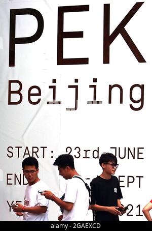 Peking, China. Juli 2021. Chinesen besuchen am Freitag, den 30. Juli 2021, ein amerikanisches Modeladen in Peking. Viele beliebte US-Bekleidungsgeschäfte haben China als einen seiner wichtigsten Wachstumsmärkte ins Visier genommen, da China weiterhin die westliche Kultur anzieht. Foto von Stephen Shaver/UPI Credit: UPI/Alamy Live News Stockfoto