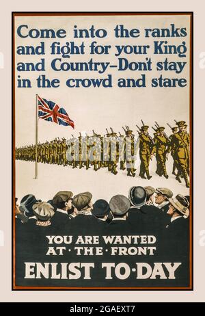 Vintage WW1 Recruiting Anwerbung Poster UK Komm in die Reihen und Kämpfe um deinen König und dein Land - Bleib nicht in der Menge und starrst nicht. Man wird an der Front gesucht. Enlist to-Day' / gedruckt bei Roberts & Leete Ltd., London. Erstellungs-/Veröffentlichungsdatum: London : Parliamentary Recruiting Committee, [1915] (Poster) : Lithographie, Farbposter, auf dem Männer, einige mit Union Jack auf ihrem Revers, zusehen, wie Soldaten vormarschieren. Weltkrieg, 1914-1918--Rekrutierung & Eintragung--Großbritannien. Soldaten--Britische--1910-1920. Marschieren--1910-1920. Zuschauer--1910-1920. Stockfoto