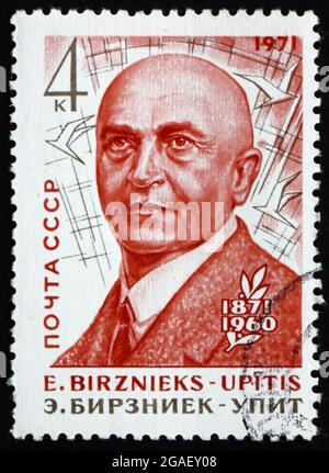RUSSLAND - UM 1971: Eine in Russland gedruckte Briefmarke zeigt Ernests Birznieks-Upitis, lettischen Schriftsteller, um 1971 Stockfoto