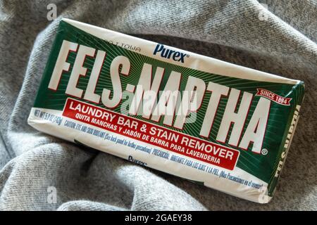 Fels-Naptha ist eine amerikanische Marke für Waschseife und Fleckenentferner, USA Stockfoto