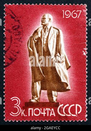 RUSSLAND - UM 1967: Eine in Russland gedruckte Briefmarke zeigt Wladimir Iljitsch Lenin, von M. Manizer, Denkmal in Uljanowsk, um 1967 Stockfoto