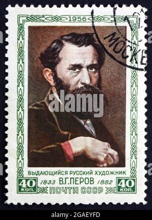 RUSSLAND - UM 1956: Eine in Russland gedruckte Briefmarke zeigt Vassily Grigorevitch Perov, Maler, um 1956 Stockfoto