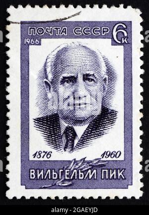 RUSSLAND - UM 1966: Eine in Russland gedruckte Briefmarke zeigt Wilhelm Pieck, deutscher Politiker und Kommunist, den ersten Präsidenten der Deutschen Demokratischen Republik Stockfoto