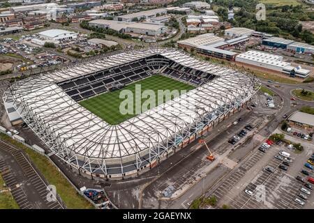 Blick aus der Vogelperspektive auf das Pride Park Derby, Heimstadion der Wayne Rooney's Derby County Football Club Drohne Stockfoto