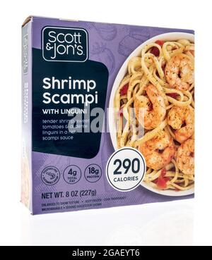 Winneconne, WI -30 Juli 2021: Ein Paket von Scampi-Garnelen von Scott und Jons mit Linguini auf einem isolierten Hintergrund Stockfoto