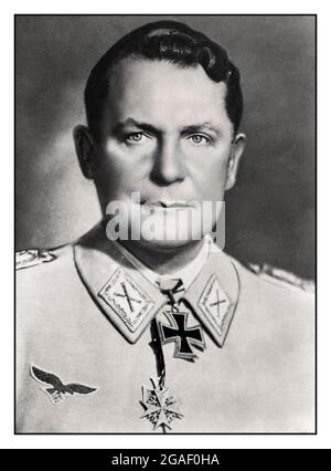 Hermann Goering (Goring), deutscher Reichsmarschall eine offizielle Porträtaufnahme, die anlässlich seines 52. Geburtstages aufgenommen wurde. Datum 12. Januar 1941 Hermann Wilhelm Göring war ein deutscher politischer und militärischer Führer und verurteilte Kriegsverbrecher. Er war eine der mächtigsten Persönlichkeiten der Nazi-Partei, die Deutschland von 1933 bis 1945 regierte. Er war ein Veteran des ersten Weltkrieges und wurde mit der Pour le Mérite Medaille ausgezeichnet, die in diesem Bild getragen wird.Hermann Göring, ebenfalls geschrieben Göring, (geboren am 12. Januar 1893, Rosenheim, Deutschland – starb am 15. Oktober 1946 durch seine eigene Hand im Nürnberger Gefängnis. Stockfoto