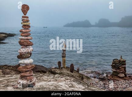 Balancierte Steinstapel am Strand an einem nebligen Tag, Dunbar, East Lothian, Schottland, Großbritannien Stockfoto