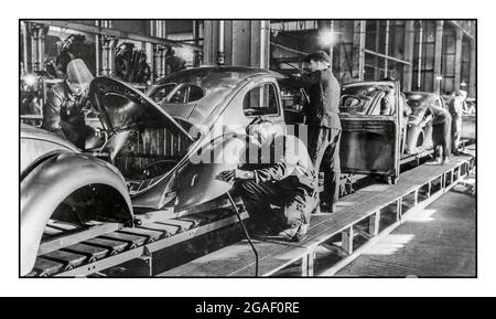 Archiv Volkswagen VW Beetle Autoherstellung nach dem 2. Weltkrieg Volkswagen Autoproduktion Schweißen auf dem Volkswagen Beetle 1940er's Wolfsburg Deutschland Post -war Deutschland Volkswagen Produktion wieder mit British Army Allied Hilfe in Wolfsburg Deutschland Stockfoto