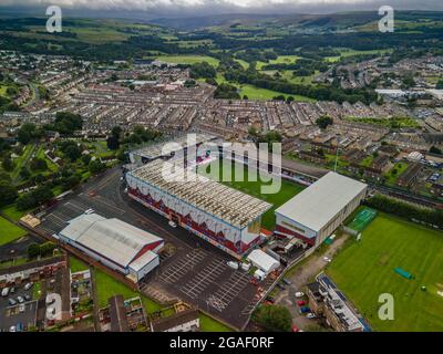Luftaufnahme des Turf Moor, Heimstadion des Burnley Football Club, Rival des Blackburn FC Drone Stockfoto