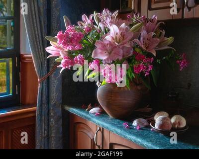 Stillleben mit einem Bouquet aus Lilien und Phlox Stockfoto