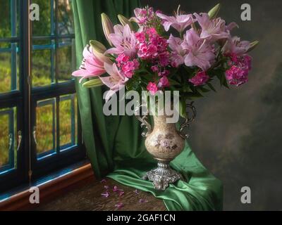 Stillleben mit einem Bouquet aus Lilien und Phlox Stockfoto