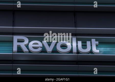 Schild mit Revolut-Logo auf dem modernen Bürogebäude in Vilnius, Litauen, am 30. Mai 2021 Stockfoto