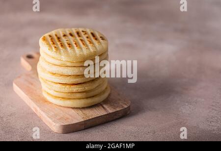 Arepa aus gemahlenem Maisbrei, Maismehl, traditionell in der Küche Kolumbiens und Venezuelas mit Kopierfläche Stockfoto