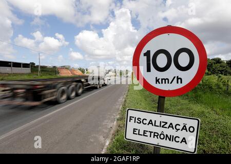 salvador, bahia, brasilien - 24. april 2019: Verkehrszeichen zeigt Höchstgeschwindigkeit von 100 km pro Stunde auf der Bundesstraße BR 324 in der Stadt Salvador an. * Stockfoto