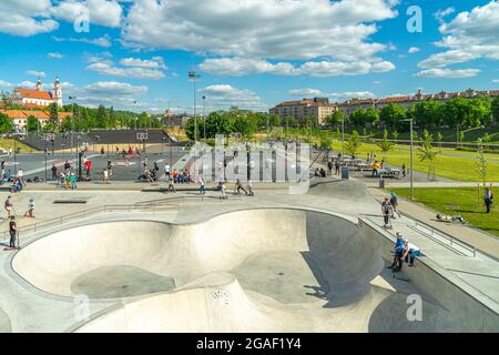 Vilnius, Litauen - 12. Mai 2021: Outdoor-Sportaktivitäten, Freizeitunterhaltung im modernen Sportplatz White Brigde in der Nähe des Flusses Neris in Vilnius Stockfoto