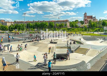 Vilnius, Litauen - 12. Mai 2021: Outdoor-Sportaktivitäten, Freizeitunterhaltung im modernen Sportplatz White Brigde in der Nähe des Flusses Neris in Vilnius Stockfoto