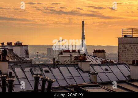 Paris, Frankreich - 11. Februar 2021: Berühmter Eiffelturm, der an einem verschneiten Tag vom Pariser Stadtteil Monmartre aus gesehen wird Stockfoto