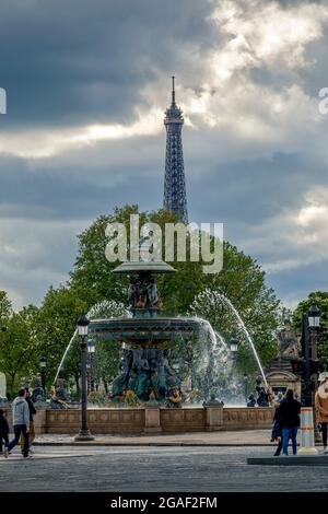 Paris, Frankreich - 13. Mai 2021: Berühmter Eiffelturm vom Place de la Concorde in Paris aus gesehen Stockfoto