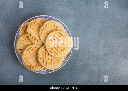 Arepa ist eine Art Mahlzeit aus gemahlenem Maisteig mit Platz zum Kopieren Stockfoto