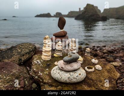 Eine Stein- oder Felsskulptur am Strand an einem nebligen Tag, Dunbar, East Lothian, Schottland, Großbritannien Stockfoto