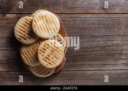 Arepa ist eine Art Mahlzeit aus gemahlenem Maisteig, Maismehl, Draufsicht mit Kopierraum Stockfoto