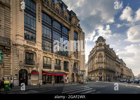 Paris, Frankreich - 9. März 2021: Reaumur Street in Paris. Schöne Straße mit alten haussmannschen Gebäuden Stockfoto