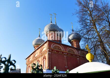 Kostroma, Russland: 04.02.2021: Kreuze und Zwiebelkuppel der Auferstehungskirche auf Debrya Stockfoto